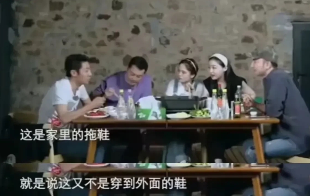 撒贝宁吐槽洋媳妇散养式带娃！！娃摔了不管，舔地不管，啃拖鞋也觉得无所谓，“反正是
