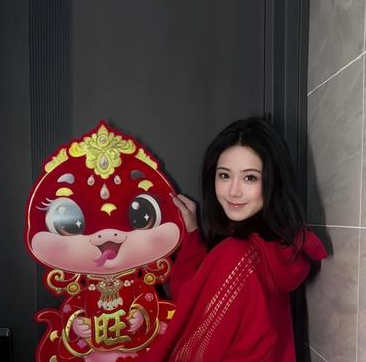 同曦男篮球员林葳女友卓识晒出美照庆祝春节，她配文写到：“过年咯，福到我家。”
一