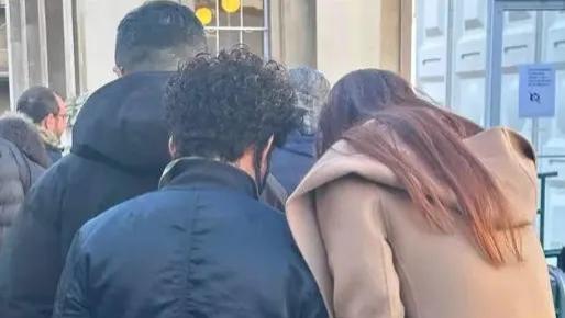 冯清赴英国探班王宝强，甜蜜逛街撒狗粮，网友：马蓉看了咬碎牙
