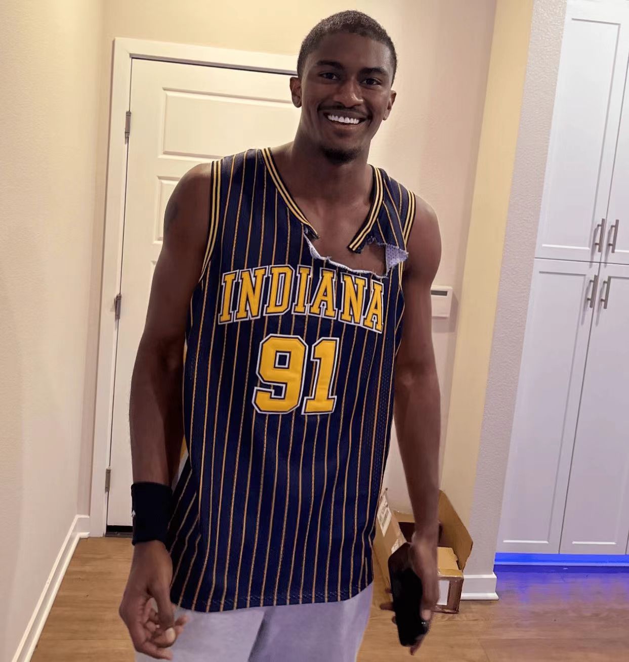 今天有媒体发布了一张有趣的图片。
是前NBA球员罗恩-阿泰斯特的儿子，罗恩-阿泰