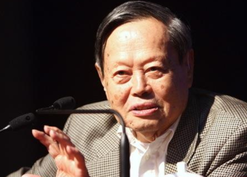 “一定要建，不建中国将落后30年。”2012年，杨振宁曾顶着骂名，极力反对花20