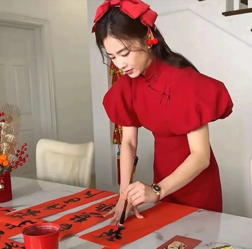 黄圣依决定离婚，众多网友力挺，她愉悦地于杨子宅邸中吟诗作赋！
