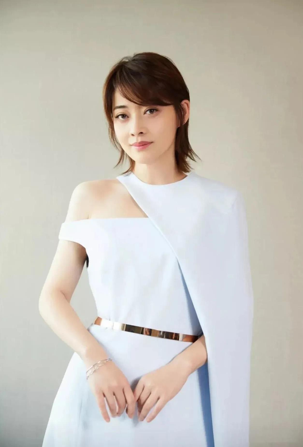 《六姊妹》六朵金花：
1、梅婷，饰演何家丽，50岁，166cm，中央戏剧学院，曾