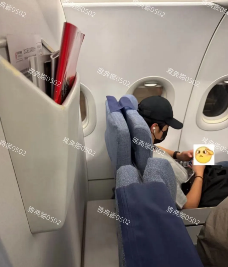 北京飞厦门的飞机上遇到王一博，他本人好瘦好白，看起来很累的样子。