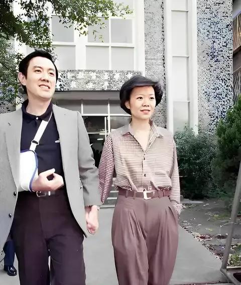1990年，马英九担任“陆委会”副主委时，在中山高速公路中沙大桥上发生车祸致手臂
