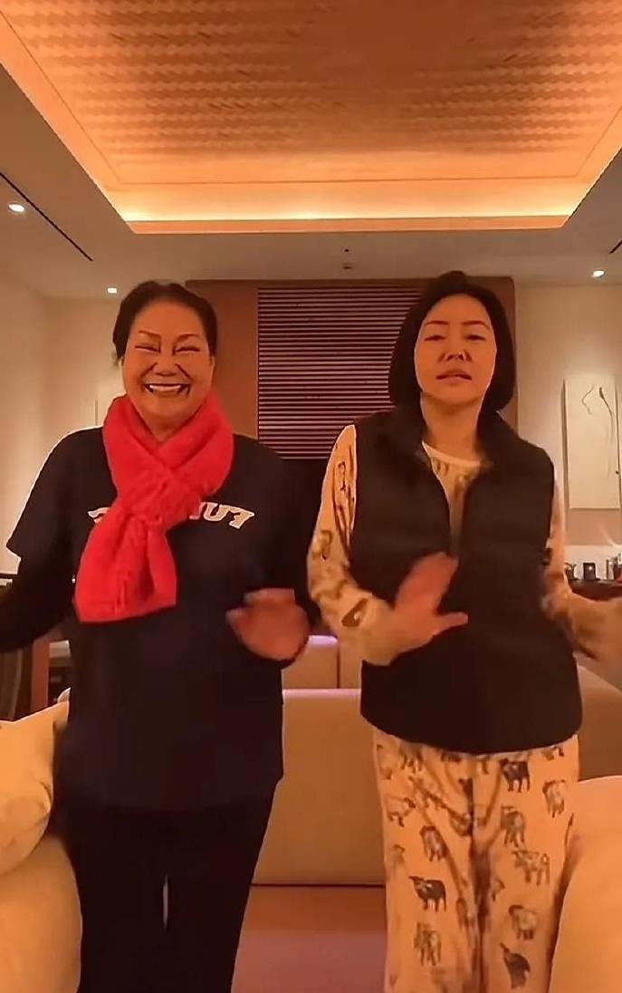 小S这一记“绝杀”，差点骗了所有人，只可惜还是露了破绽。
大S刚去世，小S这边就
