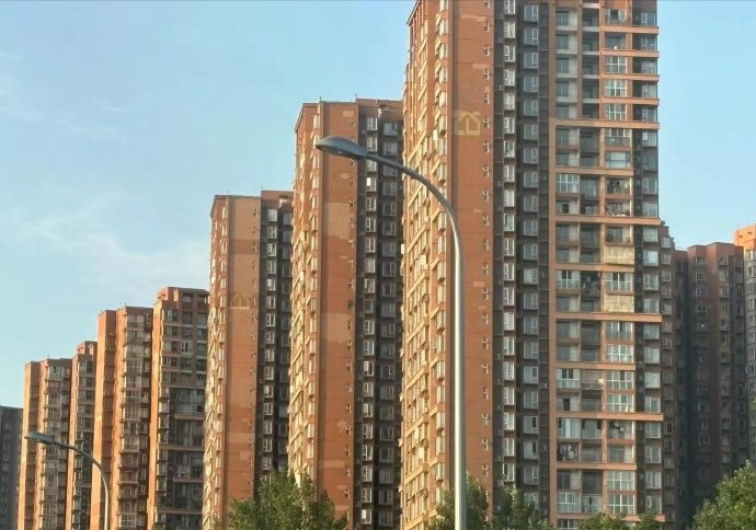新提出的房屋养老金就是要给这两个bug打上补丁，变成了住宅维修基金的Plus版，