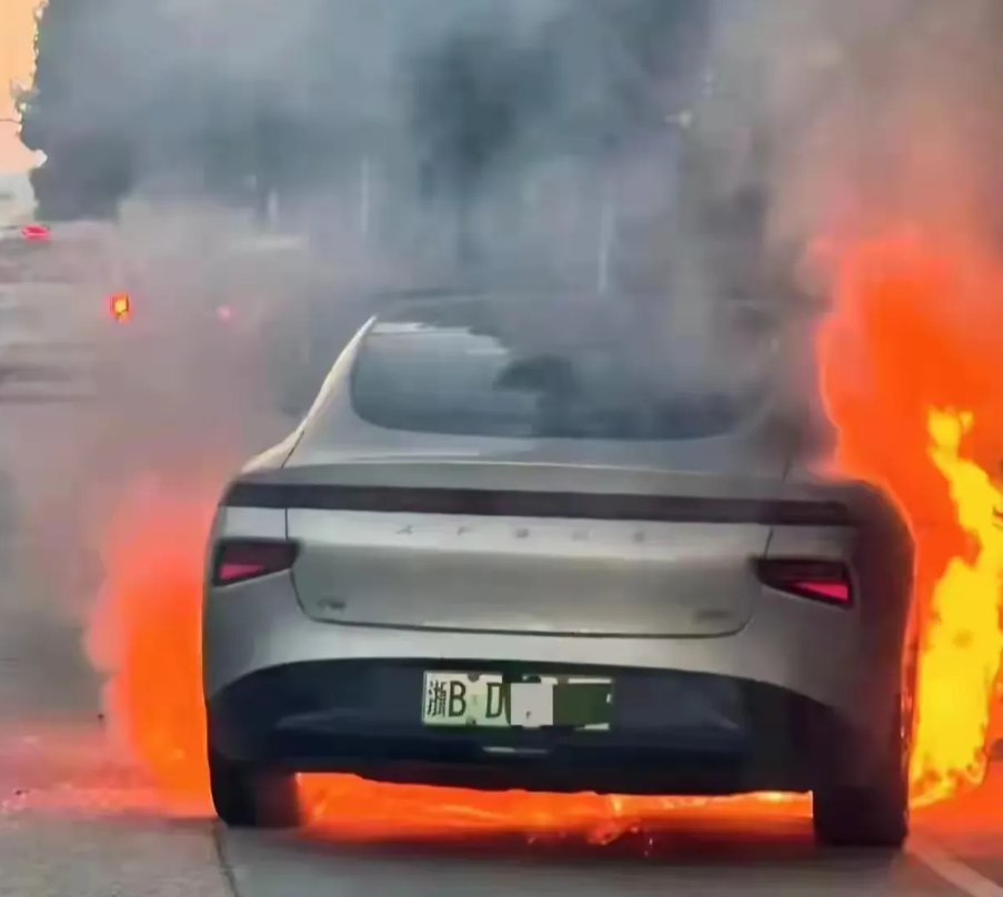 工信部权威统计，新能源车自燃率远低于燃油车，可以去查。喷子们炒作新能源车不安全，