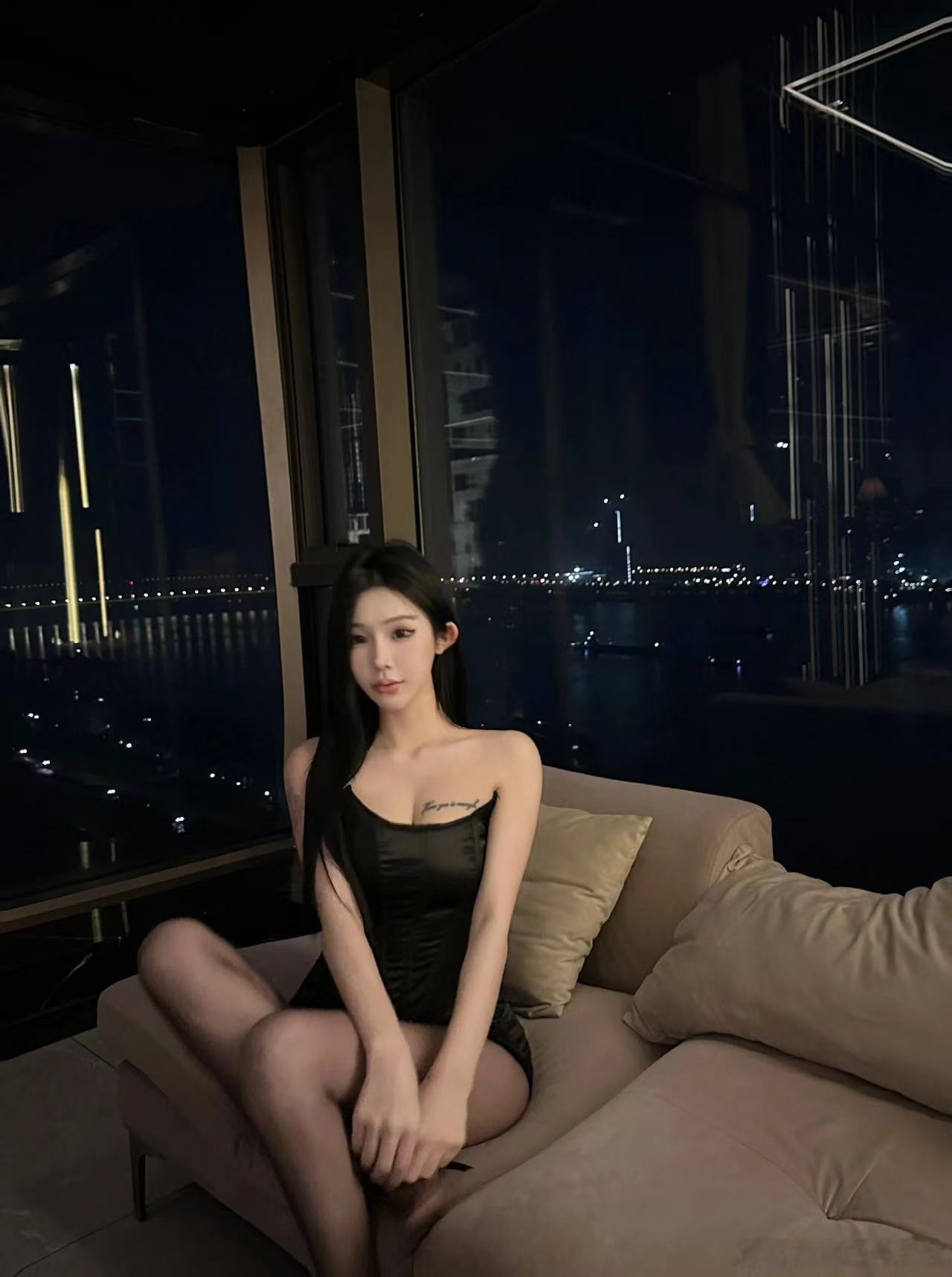 夜色下的小姨子显得更加迷人哈哈哈