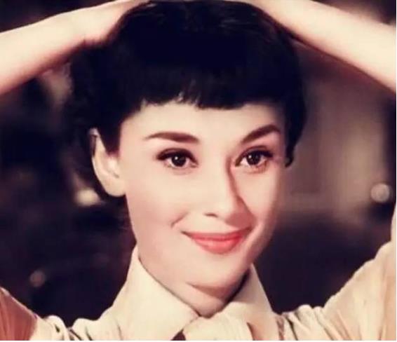 1960年，奥黛丽赫本在经历两次流产后，终于生出了第1个孩子，一家人喜极而泣。