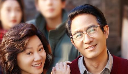 《致1999年的自己》热播，李昀锐黄杨钿甜青春演绎获好评
近日，备受期待的年代剧