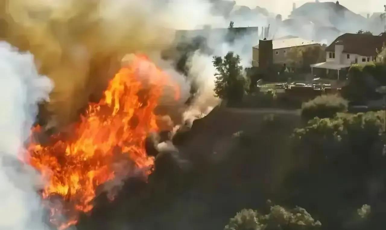快讯！快讯！
美国这边大火烧得很厉害，很多美国人想要东方大国出手相助，但条件是用