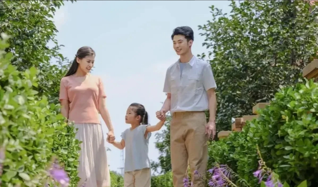 广东广州，一男子为了女儿入学，软磨硬泡让70多岁的父亲将价值418万元的房子，以