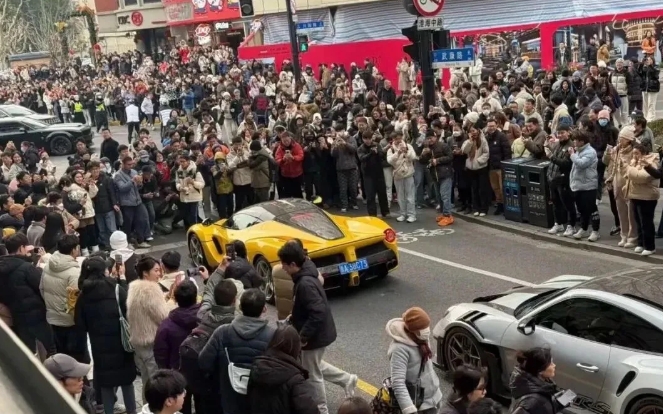 几千万到上亿的超跑成队出没上海街头，二代们得意的看着围观的牛马们。不要得意，社会