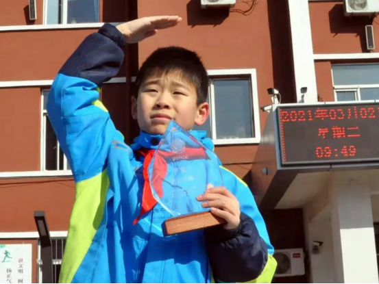 2021年，沈阳一个五年级的小男孩捡到了一个奇怪的袋子，打开一看，里面竟是一整袋