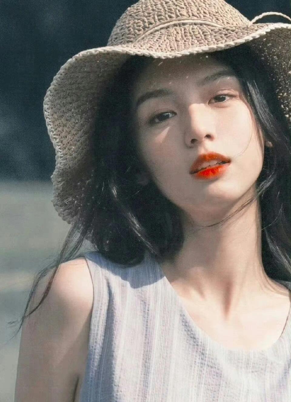 周也正经美女