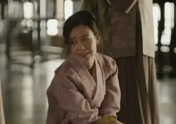 第一次觉的导演没有侮辱观众的智商，这抬手都费劲，绳子都有几斤重