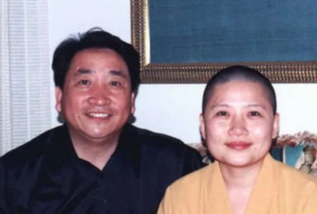 2000年，姜昆在国外偶遇已经出家的李娜，出于好奇，姜昆问她：“你到底为什么出家