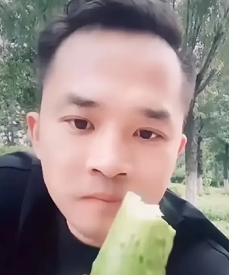 刘晓庆的“小男友”彻底玩完了，他的直播间从以前的六七百人降到一百多人。

这个可