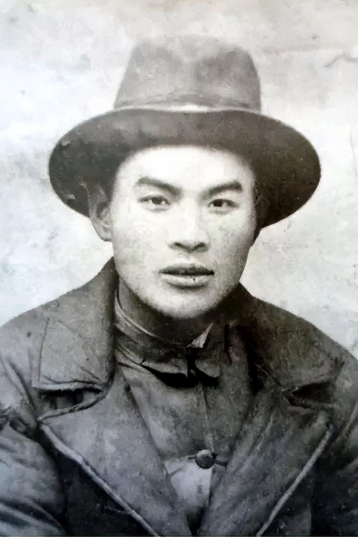 1940年，地下党崔景岳被捕后，密信落入敌人手中，但密信是一张白纸，什么都没有。