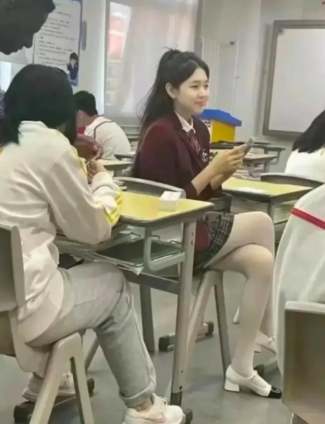 这真是高中生？！哈哈哈哈 [大笑][大笑][大笑][大笑][大笑]