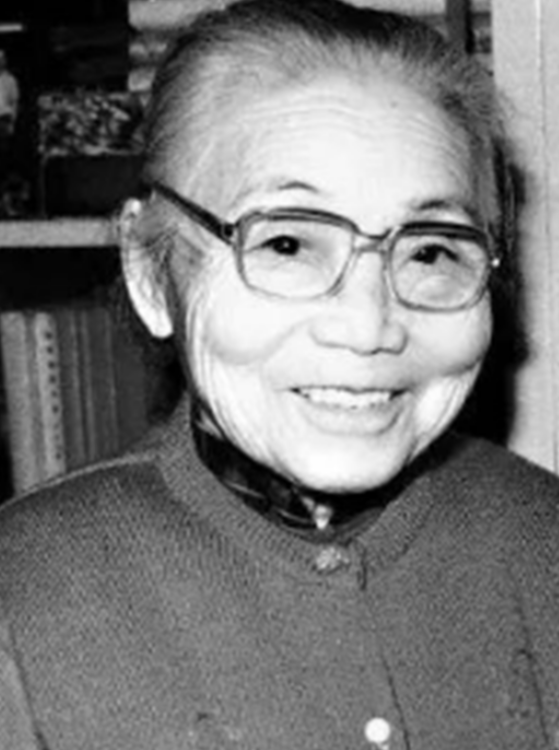 1925年，苏州豪门潘祖年病重。临终前，他支开旁人，只留下20岁的孙媳妇，厚着脸
