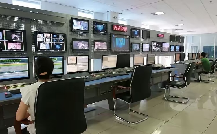 为什么说现在最应该撤销的是2000多家的县级电视台？原因其实很简单：
​1.一个