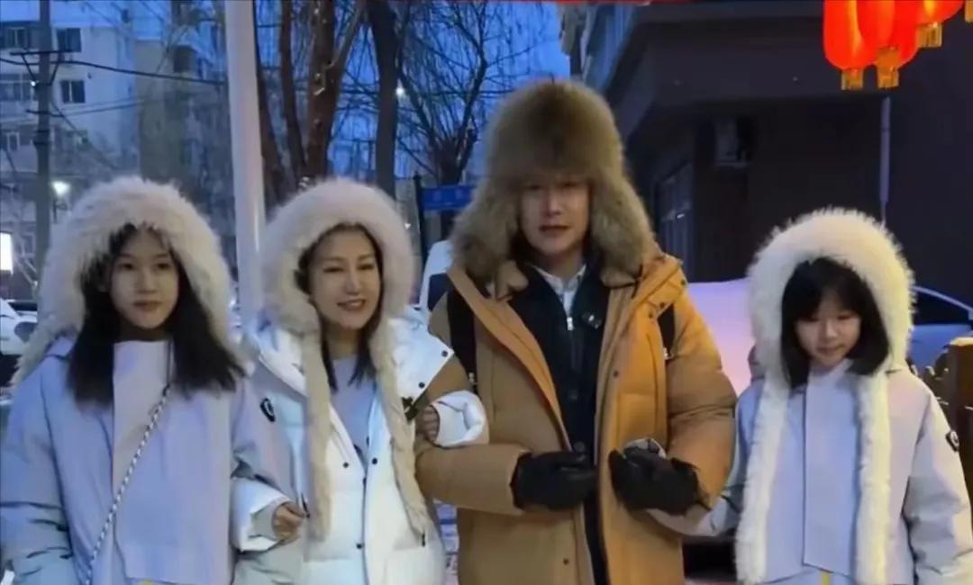在哈尔滨，偶遇陆毅带着妻子女儿回家过年了！
四个人都穿着厚厚的大面包服，戴着毛茸