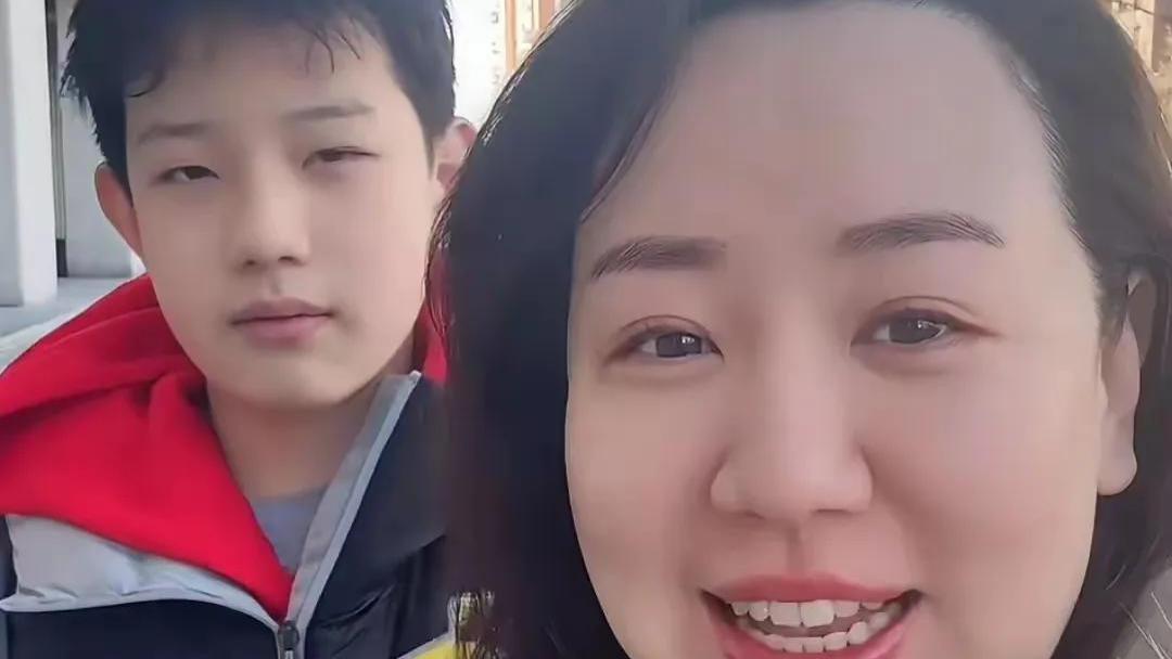 关凌女儿元宵节生日，儿子清秀长得帅，一家人吃涮羊肉庆生超幸福