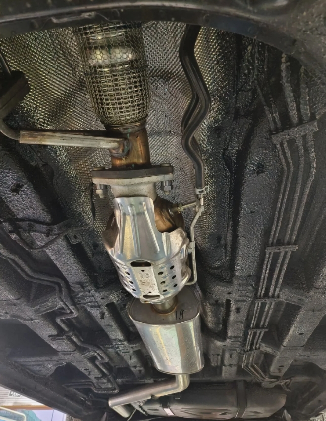 现代汽车的颗粒捕捉器是可以拆下来的，但大众汽车的颗粒捕捉器是拆不下来的。
现代的