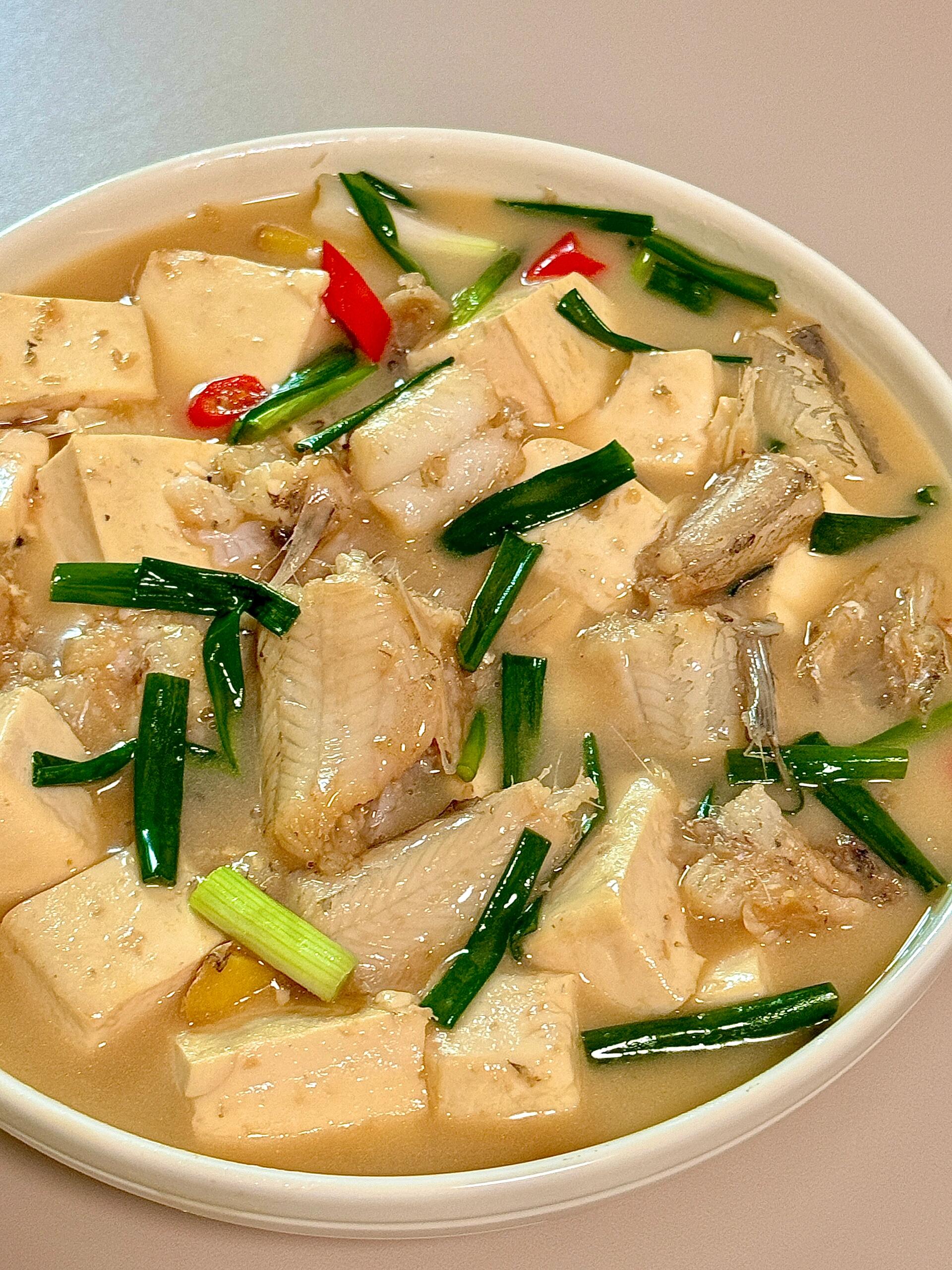 鱼比豆腐还嫩的龙头鱼烧豆腐
龙头鱼这么烧真的太鲜啦，鱼比豆腐还嫩，冬天吃上这么一