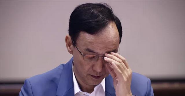 台湾“蓝绿大罢免”事件升温，蓝营面临绿营的强烈挑战。调查显示，近8成网友希望蓝营