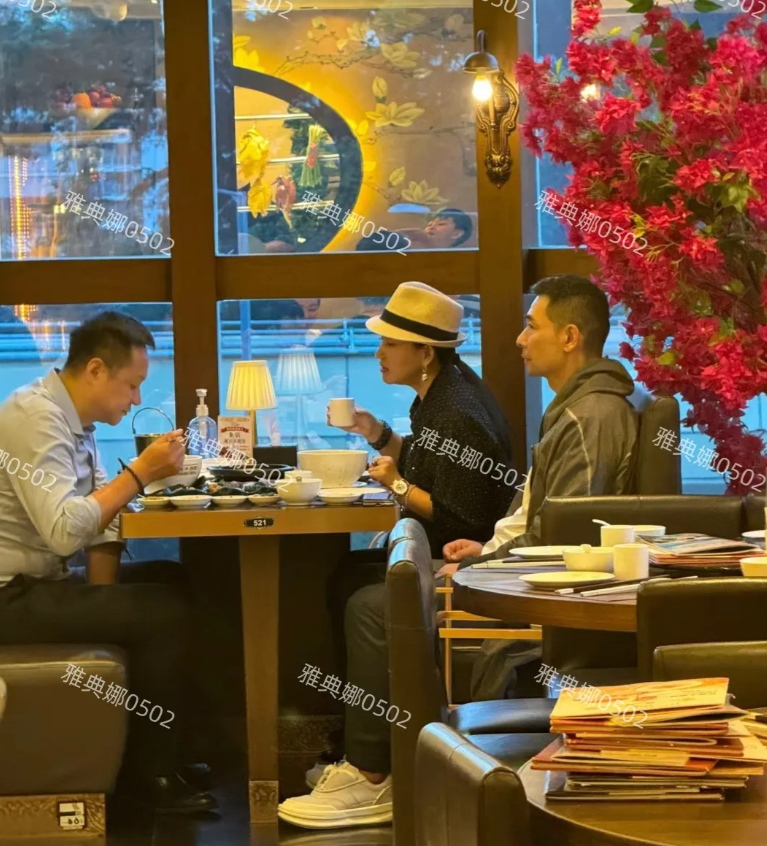 香港吃饭偶遇赵文卓和他老婆张丹露，赵文卓本人好年轻啊！
他头发很短很精神，浓眉大