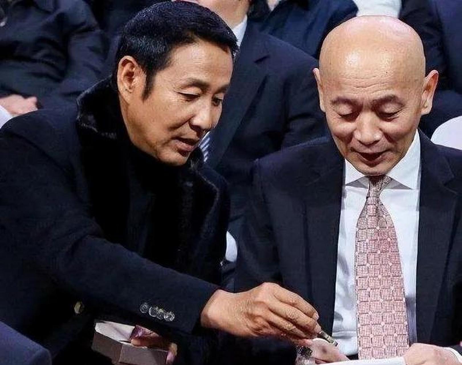 颁奖礼上，陈道明一看葛优绷着脸，提醒他：“说话啊！”
葛优轻咳一声，离太远看不清