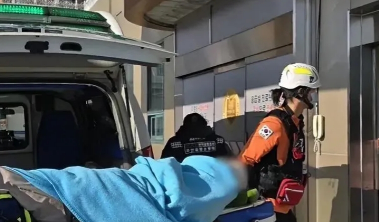 泪目了。
韩国飞机遇难事故幸存者之一的男乘务员李某已经能说话了。
当他被所有人认