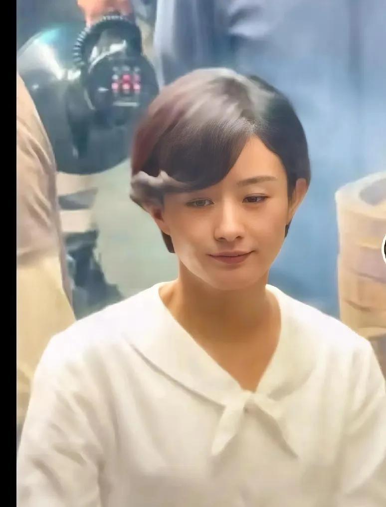 不吹不黑，
这样的赵丽颖挺普的。
人靠衣装马靠鞍，
红毯上光鲜亮丽，荧幕里风情万