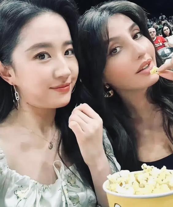 刘亦菲出道即惊艳，从《仙剑奇侠传》灵儿到《天龙八部》王语嫣，古典扮相绝美。多年来
