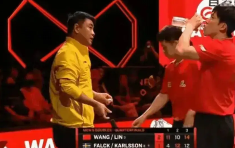 这几日看到不少文章都在指责小石头，缘由是大头和石头的双打比赛里石头发挥欠佳。
其