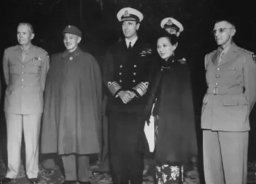 渡江战役中，痛失南京的老蒋绝望地对汤恩伯说：“打仗我不如毛泽东，写诗也不如他，但