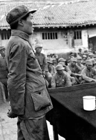 女乞丐拿出了一个包裹：“这里面有16两黄金，帮我交给县委书记！”。
“小兄弟你就