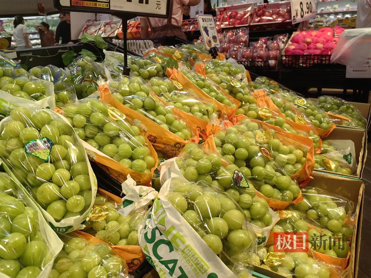 即便阳光玫瑰葡萄现在15元能买两斤，
好像也没什么人要买，
因为这种葡萄啊，
实