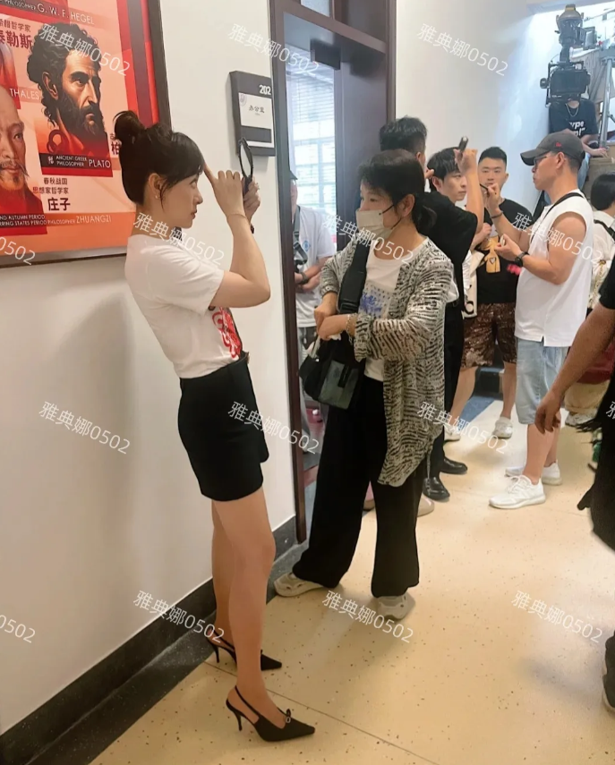 孙俪在小区楼下拍戏，近距离看到她简直惊为天人，皮肤白皙身材纤细五官秀气气质出众，