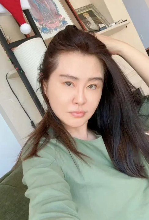 王祖贤57岁了，还是那么的漂亮迷人！