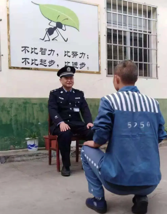 罪犯和狱警谈话不能站着，必须半蹲。

这既是一种规矩，也是一种防范措施。

有些