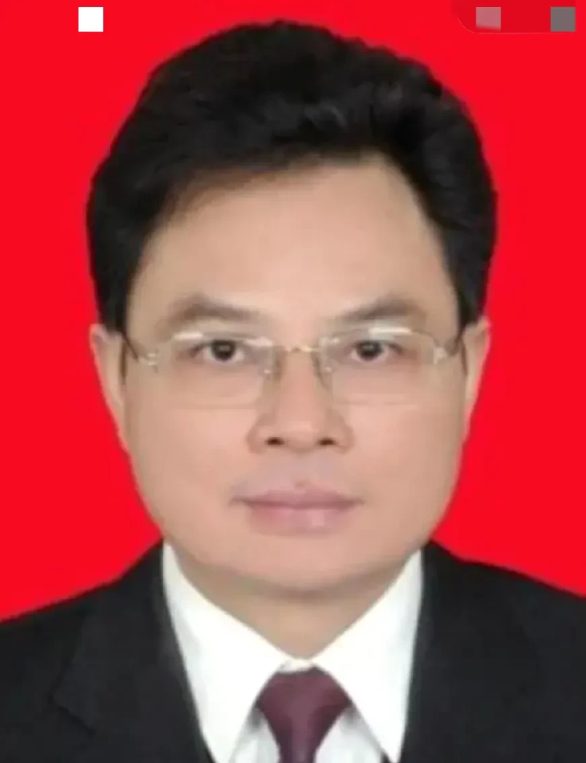 周乐彬，1963年生于湖南隆回，1981年开始在隆回横板桥镇中当老师，三年后在湖