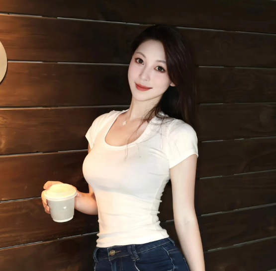 单位有个女同事，比我小一岁，今年也都 37 岁了，长得漂亮，也很有才华，这些年在