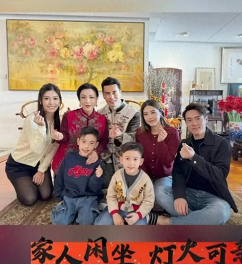 大年初七，69 岁的吕良伟晒出了和老婆杨小娟的合影，更让人意外的是，儿子吕善扬也