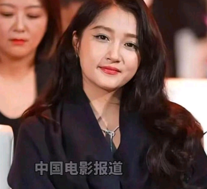 关晓彤老成老姨不是医美过度，她是酗酒，虽然很多208w都喝酒，但不是大量喝，不至