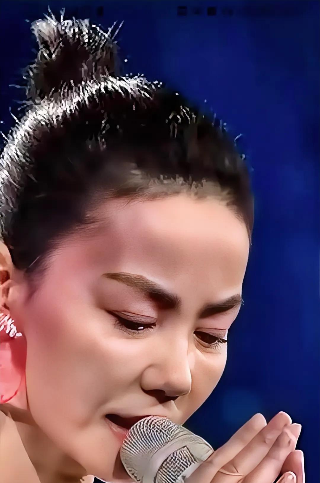 王菲春晚献唱：实力为尊，本色至美
今年春晚舞台上，王菲的独唱夺目又出圈。在亿万人