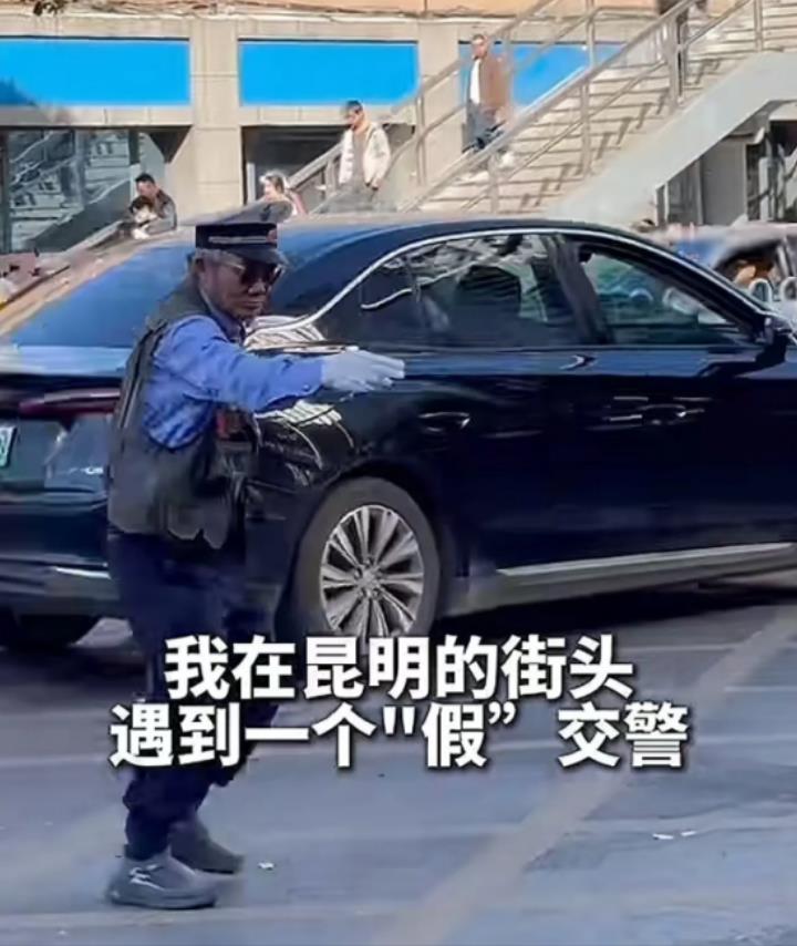 看哭了！云南昆明，一大爷假扮交警指挥交通，可路上的行人和车辆居然都乖乖听他指挥！